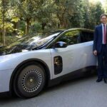 Papa Leão XIV conhece a Ferrari Luce — Foto: divulgação/Ferrari
