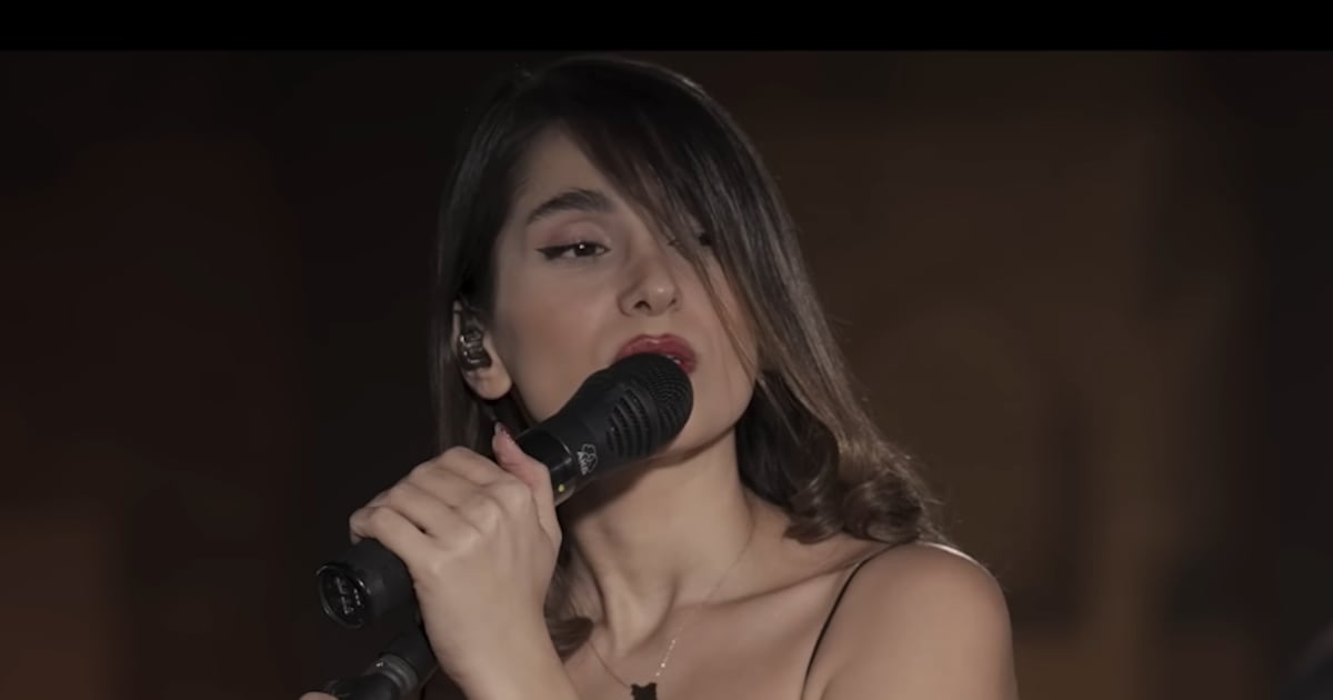 Parastu Ahmadi participou de um show gravado em dezembro de 2024 Reprodução/YouTube/@ParastooAhmadii
