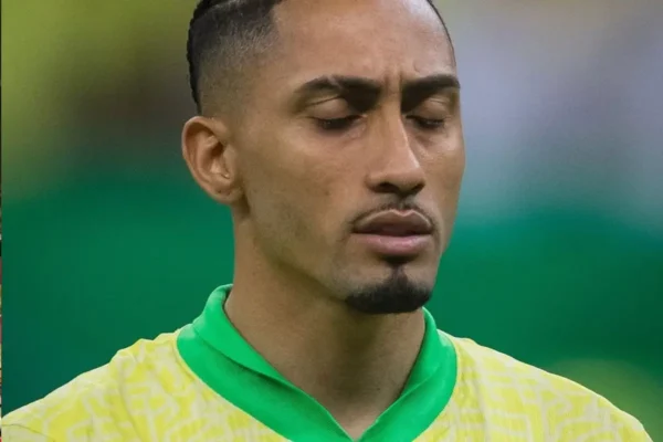 Raphinha ao lado do primo que o defendeu, Igor Padilha (Foto: Instagram)