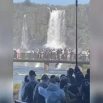 1 de 1 Imagem colorida mostra turista descendo de ponto nas Cataratas do Iguaçu para pegar telefone que havia caido - Metrópoles - Foto: Reprodução/Redes sociais