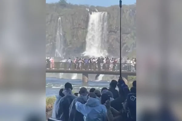 1 de 1 Imagem colorida mostra turista descendo de ponto nas Cataratas do Iguaçu para pegar telefone que havia caido - Metrópoles - Foto: Reprodução/Redes sociais