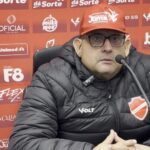 1 de 1 Guto Ferreira: técnico disse que Vila não conseguiu sair da marcação do Juventude — Foto: Comunicação/VNFC